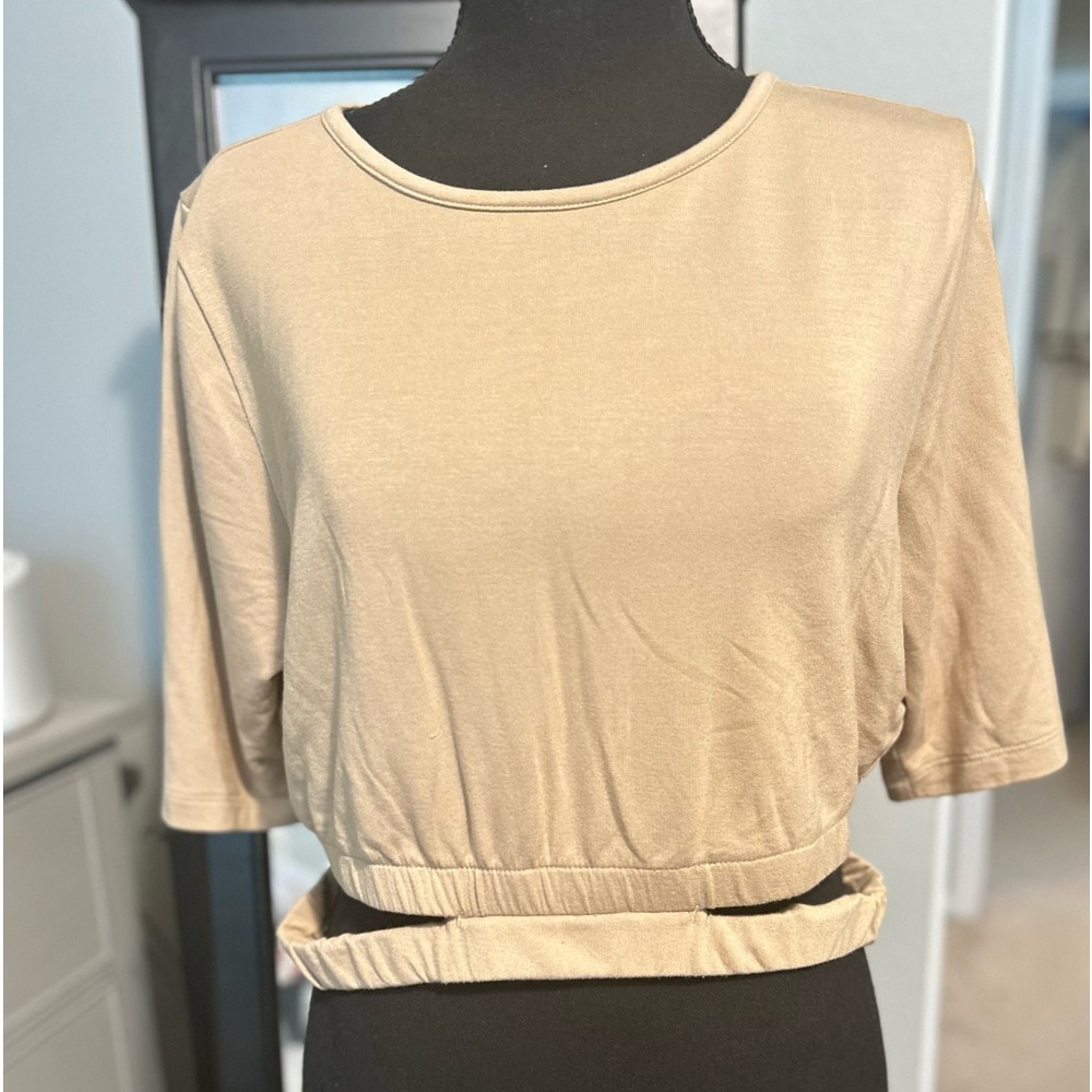 Women’s Cropped Cut Out Top NWT